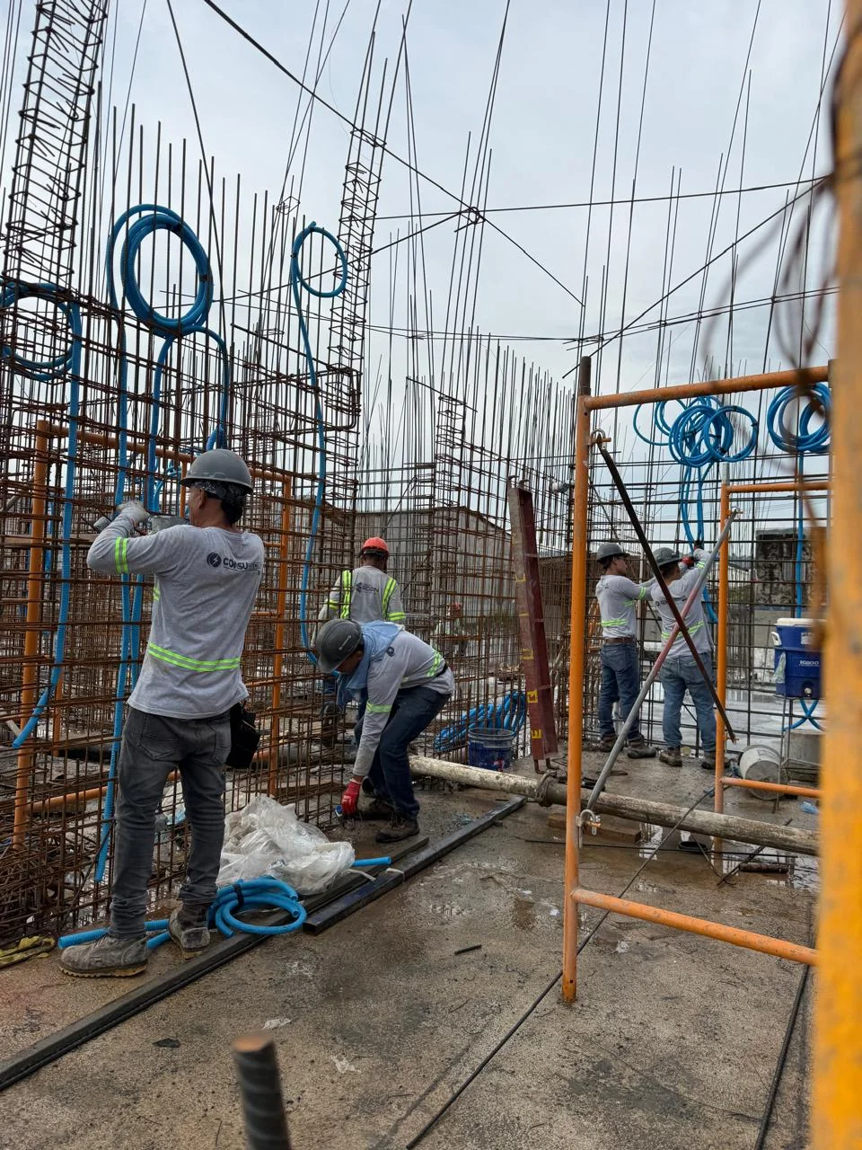 Técnico de Consuelectric trabajando en tablero eléctrico